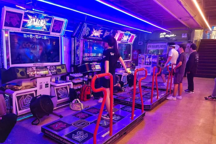 조명이 켜진 현대적인 게임룸 전경